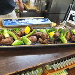 あん梅 - 他のお客さんのお料理ですが・・・思わず美味しそうでパシャっ（スペアリブの煮込み）