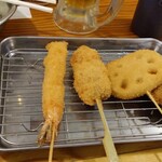 Kushikatsu Tanaka - (左から)エビ、串カツ豚、レンコン、しいたけ