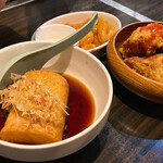 炉端ダイニング 楽家 - (左から)揚げ出し玉子、エビチリ、唐揚げ