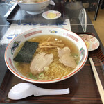 駅前食堂 - ラーメン、600円。タクアン２枚付き。丼は、盃型ではなく、丸みを帯びたもの。