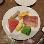 Amari Johor Bahru - パイナップル、スイカ、チキンソーセージ、スクランブルエッグ、ターキーベーコン、パンダンパウンドケーキ