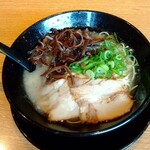 Hakata Tenjin - 基本のラーメン750円。サービス券でキクラゲ増し♪