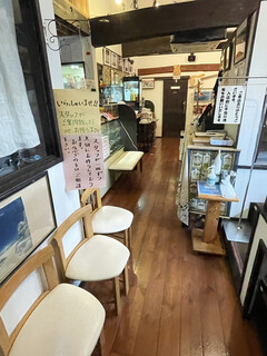 Rokkusu Furenchi Ando Itarian - 店内