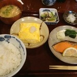 旬菜織部 - お気に入りの店で定番のランチ。塩鮭焼きと出汁巻き。ご飯は少な目で。