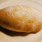 フェルム ラ・テール美瑛 - ジャージー牛乳パン(￥141)。
            人気の商品。