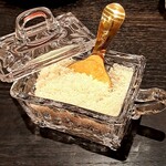 annon tea house - ガラスの容器に入ったきび砂糖