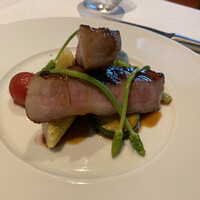 レグリエ - 金華豚肩ロースのキャラメリゼ、ヤングコーン、アスパラソバージュ、ナス、ズッキーニ、フキ