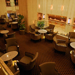 Mezanin Raunji Suzukake - ホテルロビーの吹き抜けに面した開放感溢れる憩いの場