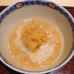 日本料理 柳燕 - 噴火湾の毛蟹の飯蒸し 上に唐墨