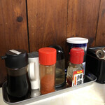 林屋食堂 - 卓上の調味料