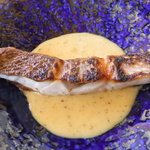 フレンチダイニング竜 - 魚料理：真鯛のポワレ、カレーとハーブのソース