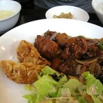 チャイナ・ビストロ 広 - 大きな豚がごろごろ入っています。