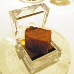 レストラン・セン - スモークサーモン　桜やカリフラワーのチップで