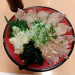 金沢能登直送 食堂お魚や - ワラサとこしょう鯛のみそダレ漬け丼  950