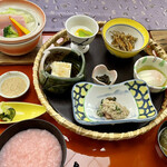 Hoteru Kiyomizu - ピンクの梅がゆと沢山の小鉢