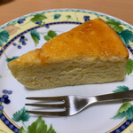 栄喜堂 - 詰め合せケーキ　750円　のチーズケーキ