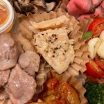 ヴィノテカ・メッシーナ - 砂ずりコンフィに軟骨アーリオ、カブレーゼ