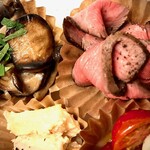 ヴィノテカ・メッシーナ - きのこマリネにローストビーフ、