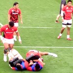 秩父宮ラグビー場 売店 - タックルするラファエレ選手。