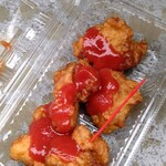 秩父宮ラグビー場 売店 - 唐揚げ用か分からないけど置いてあったケチャップを塗りたくってやった。