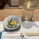 沼津海いち - 焼酎のお湯割りと野菜チップス（お通し）