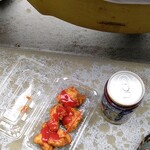 秩父宮ラグビー場 売店 - ファミマでかった酒と売店で買った唐揚げ。