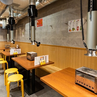 A popular public bar with a clean and calm atmosphere ◆Each seat is equipped with a duct
