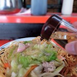 新ちゃん - かたい焼そば　酢をたっぷり