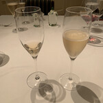 ル・マノアール・ダスティン - ここで、シャンパン　左が常温になったやつ、右が冷たいやつ