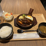 Youshokuya Ise Juu - 土鍋ハンバーグに小丼ご飯・味噌汁・サラダ。デミを最後まで楽しめるように添えられたスプーンが嬉しい。