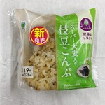 ファミリーマート - 料理写真:スーパー大麦入りおむすび  枝豆こんぶ 128円（税込）