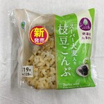 ファミリーマート - 料理写真:スーパー大麦入りおむすび 枝豆こんぶ 128円(税込)