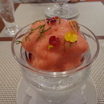 ビストロ ダイア - こちらは苺のバリエ。苺や木の実のシロップ漬けの上には、蜂蜜ジェラートと酸味のあるエスプーマ