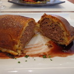 ビストロ ダイア - ご覧のようにカリッと焼かれたパイの中はびっちりハンバーグです。