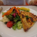 ビストロ ダイア - いつものキッシュロレーヌは、ベーコン、タマネギ、ブルーチーズ。２０１３年バージョンは、色鮮やかな野菜がいっぱい！