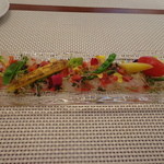 ビストロ ダイア - 三河湾で上がった４Kgの平目のカルパッチオ、桜と苺のソース