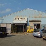 道路とは反対側に入口があります。