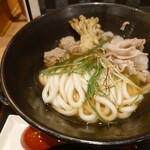 難波千日前 釜たけうどん - TOKYO Xの旨豚かけうどん