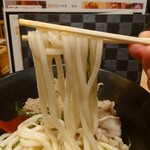 難波千日前 釜たけうどん - TOKYO Xの旨豚かけうどん(麺リフト)