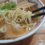 Ramen Ippei - 麺は太さは普通、やや縮れあり。