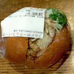 ディオ - プルドポークふうバーガー (税抜)128円 ※反対側から撮影 (2022.06.20)