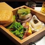 しのはら - 八寸一の重　フォアグラ羹と柿の最中、天然ホタテ葉山葵、自家製胡麻豆腐、クエ肝和えなど