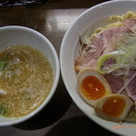 あざす - つけ麺、味玉、チャーシュートッピング。