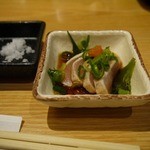 日向 - 付きだしは、ささみのタタキです