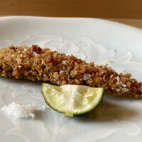 恵比寿 えんどう - 稚鮎の唐揚げ
                    今の時期鮎を使うお店は多いですが唐揚げにするのは珍しいのでは！
                    大将考えましたね、人と同じ事はやらない的に。
                    衣が香ばしくて凄く良い食感、苦味にその香ばしさが合わさりめちゃ美味しいです♪