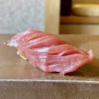 恵比寿 えんどう - 大間の鮪（冬に捕れた冷凍鮪）赤身
                      夏場の鮪を使うなら冷凍でも冬の脂が1番のった時期に捕った物を使う方が余程味がいいと大将が話して下さいました。
                      冷凍・解凍技術も進んでいる現代ならではの楽しみ方ですね♪
