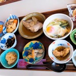 くばの心 からだに優しいお食事処 - 全体像！小鉢が11個＋薬膳粥