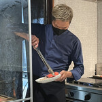 馳走西健一 - アラに炭で軽く炙る西シェフ♪