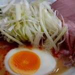 Ramen光鶏 - 鶏担々麺(裏)のレアチャーシュートッピングのアップ