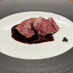 馳走西健一 - ⑨榊山牛(広島県熊野産、馬上牧場)の腹身、赤ワインソース